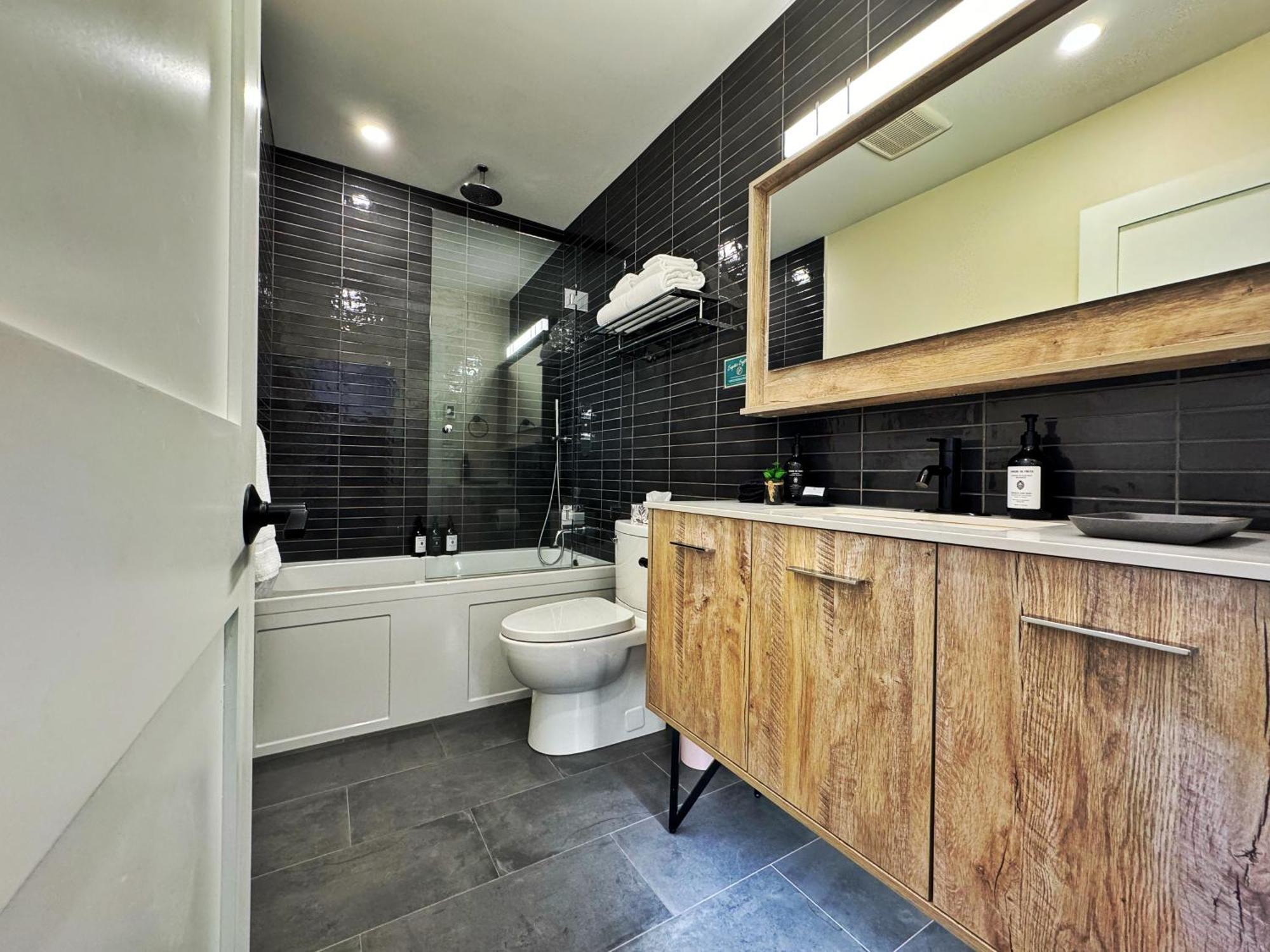 Artisan Suites On Bowen Snug Cove Экстерьер фото